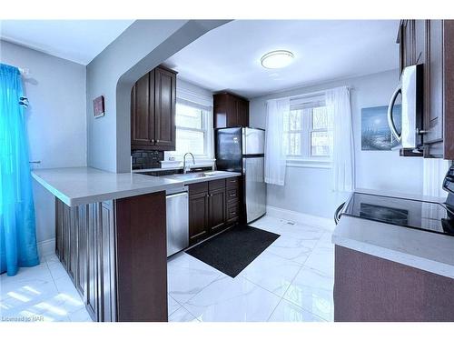 15 Oakridge Crescent, Port Colborne, ON - Indoor Photo Showing Kitchen