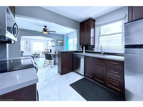 15 Oakridge Crescent, Port Colborne, ON - Indoor Photo Showing Kitchen