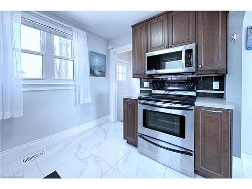 15 Oakridge Crescent, Port Colborne, ON - Indoor Photo Showing Kitchen