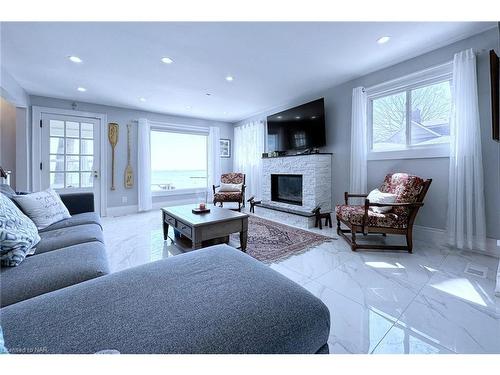 15 Oakridge Crescent, Port Colborne, ON - Indoor Photo Showing Living Room With Fireplace