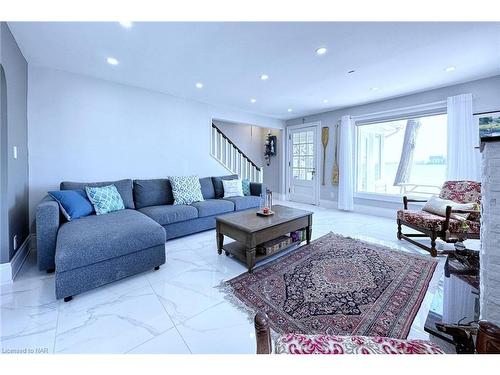 15 Oakridge Crescent, Port Colborne, ON - Indoor Photo Showing Living Room