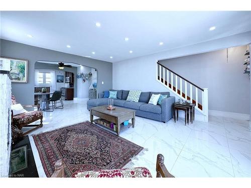 15 Oakridge Crescent, Port Colborne, ON - Indoor Photo Showing Living Room