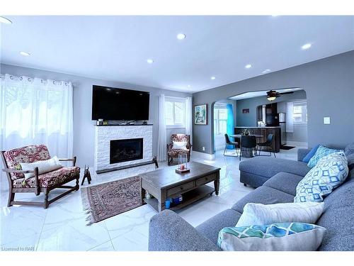 15 Oakridge Crescent, Port Colborne, ON - Indoor Photo Showing Living Room With Fireplace