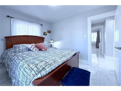 15 Oakridge Crescent, Port Colborne, ON - Indoor Photo Showing Bedroom