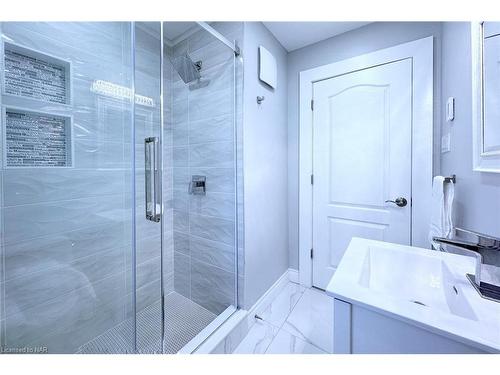 15 Oakridge Crescent, Port Colborne, ON - Indoor Photo Showing Bathroom