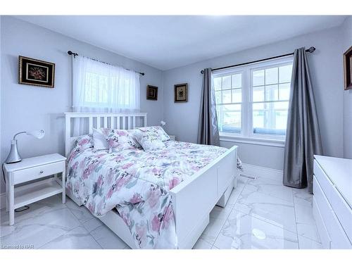 15 Oakridge Crescent, Port Colborne, ON - Indoor Photo Showing Bedroom