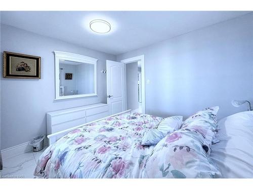 15 Oakridge Crescent, Port Colborne, ON - Indoor Photo Showing Bedroom