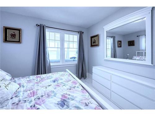 15 Oakridge Crescent, Port Colborne, ON - Indoor Photo Showing Bedroom