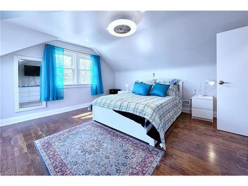 15 Oakridge Crescent, Port Colborne, ON - Indoor Photo Showing Bedroom