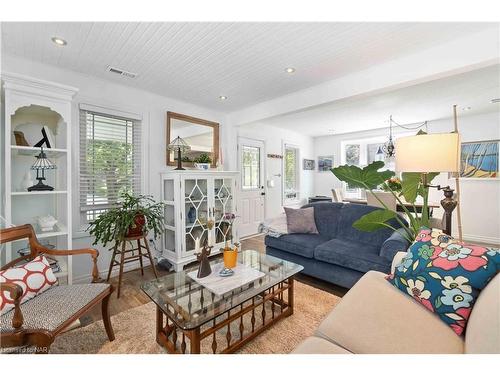 21 Johnston Street, St. Catharines, ON - Indoor Photo Showing Living Room