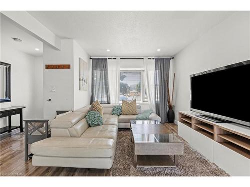 1329 Niagara Stone Road, Niagara-On-The-Lake, ON - Indoor Photo Showing Living Room