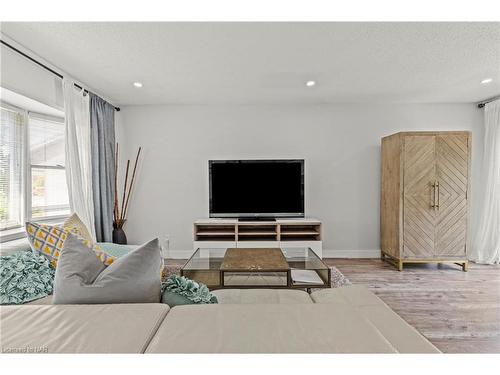 1329 Niagara Stone Road, Niagara-On-The-Lake, ON - Indoor Photo Showing Living Room