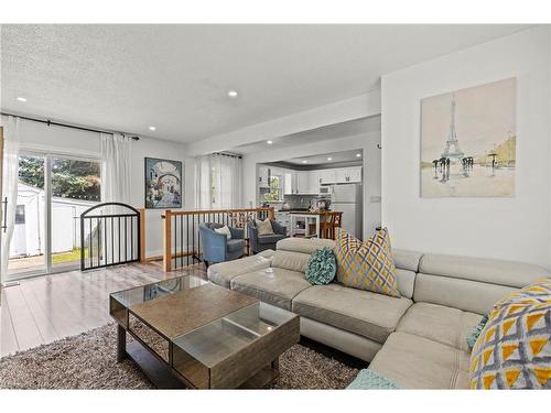 1329 Niagara Stone Road, Niagara-On-The-Lake, ON - Indoor Photo Showing Living Room