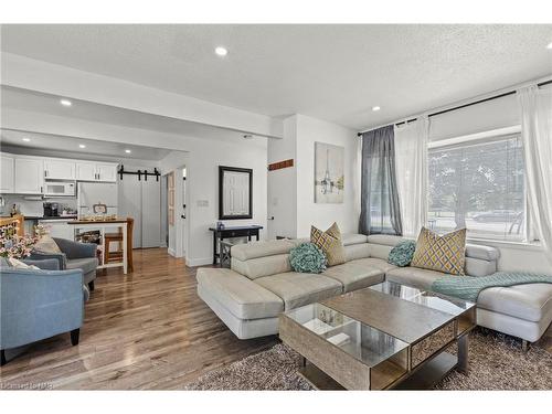 1329 Niagara Stone Road, Niagara-On-The-Lake, ON - Indoor Photo Showing Living Room