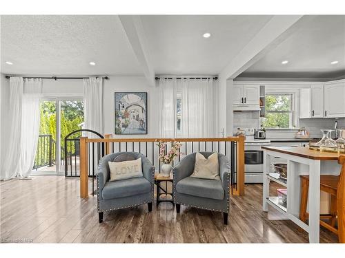 1329 Niagara Stone Road, Niagara-On-The-Lake, ON - Indoor Photo Showing Living Room