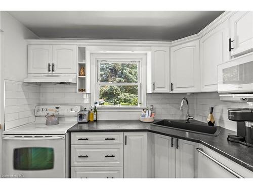 1329 Niagara Stone Road, Niagara-On-The-Lake, ON - Indoor Photo Showing Kitchen