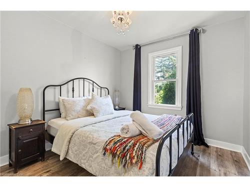 1329 Niagara Stone Road, Niagara-On-The-Lake, ON - Indoor Photo Showing Bedroom