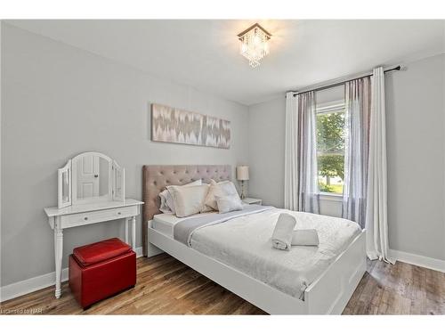 1329 Niagara Stone Road, Niagara-On-The-Lake, ON - Indoor Photo Showing Bedroom