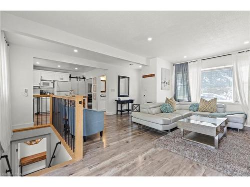 1329 Niagara Stone Road, Niagara-On-The-Lake, ON - Indoor Photo Showing Living Room