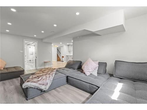 1329 Niagara Stone Road, Niagara-On-The-Lake, ON - Indoor Photo Showing Living Room