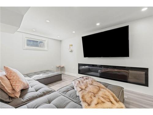 1329 Niagara Stone Road, Niagara-On-The-Lake, ON - Indoor Photo Showing Living Room With Fireplace