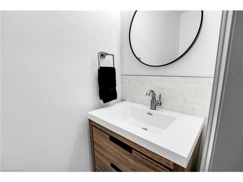 333 Eastwood Avenue, Crystal Beach, ON - Indoor Photo Showing Bathroom