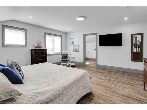 333 Eastwood Avenue, Crystal Beach, ON - Indoor Photo Showing Bedroom