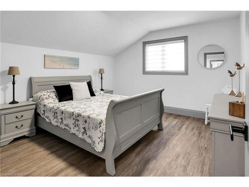 333 Eastwood Avenue, Crystal Beach, ON - Indoor Photo Showing Bedroom