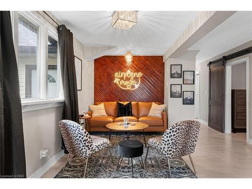 233 Albert Street, Fort Erie, ON - Indoor Photo Showing Living Room