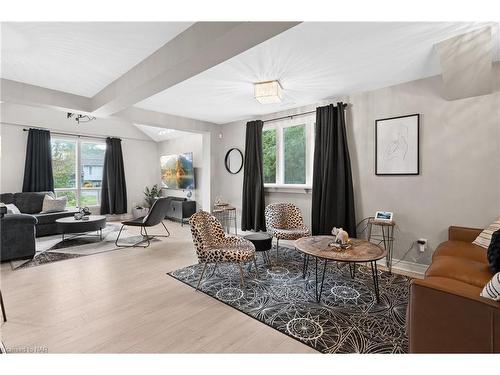 233 Albert Street, Fort Erie, ON - Indoor Photo Showing Living Room