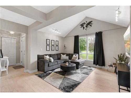 233 Albert Street, Fort Erie, ON - Indoor Photo Showing Living Room