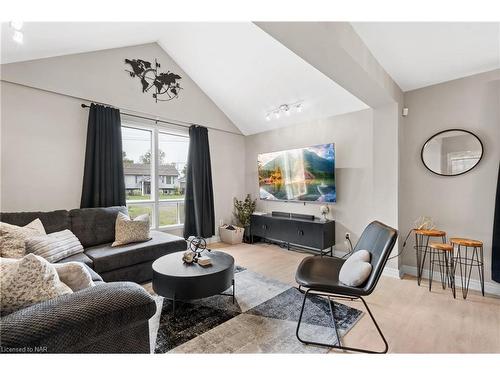 233 Albert Street, Fort Erie, ON - Indoor Photo Showing Living Room