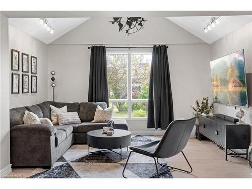 233 Albert Street, Fort Erie, ON - Indoor Photo Showing Living Room