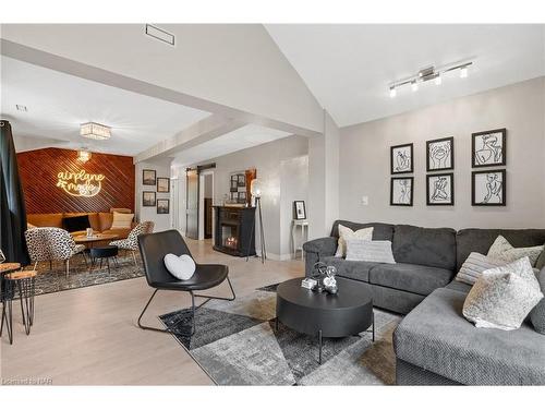 233 Albert Street, Fort Erie, ON - Indoor Photo Showing Living Room