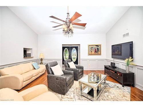 1 Alder Crescent, Pelham, ON - Indoor Photo Showing Living Room