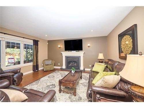 119 Sandra Drive Drive, Fenwick, ON - Indoor Photo Showing Living Room With Fireplace