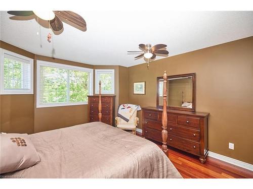 7 Scottdale Court, Fonthill, ON - Indoor Photo Showing Bedroom