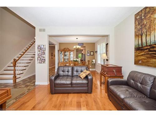 7 Scottdale Court, Fonthill, ON - Indoor Photo Showing Living Room