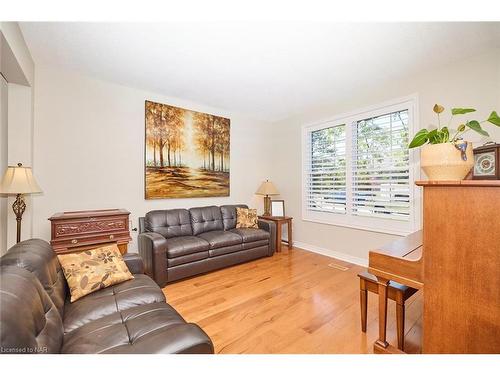 7 Scottdale Court, Fonthill, ON - Indoor Photo Showing Living Room