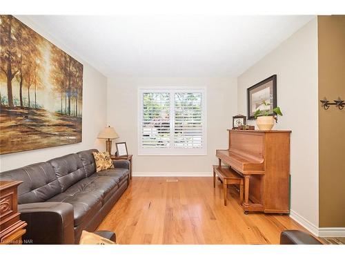 7 Scottdale Court, Fonthill, ON - Indoor Photo Showing Living Room