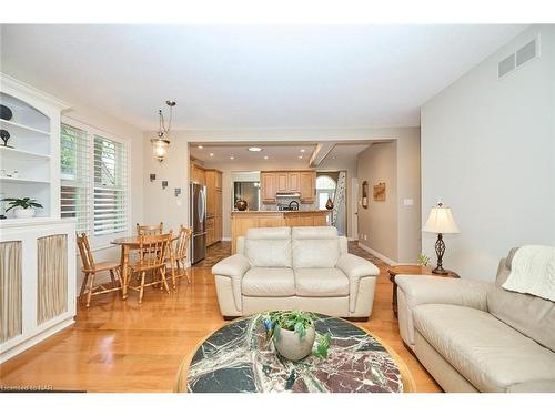 7 Scottdale Court, Fonthill, ON - Indoor Photo Showing Living Room