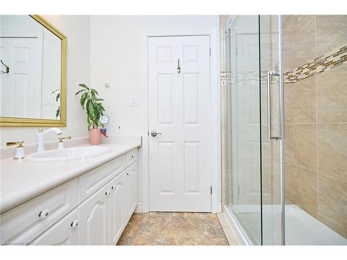 7 Scottdale Court, Fonthill, ON - Indoor Photo Showing Bathroom