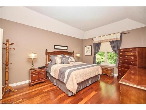 7 Scottdale Court, Fonthill, ON - Indoor Photo Showing Bedroom