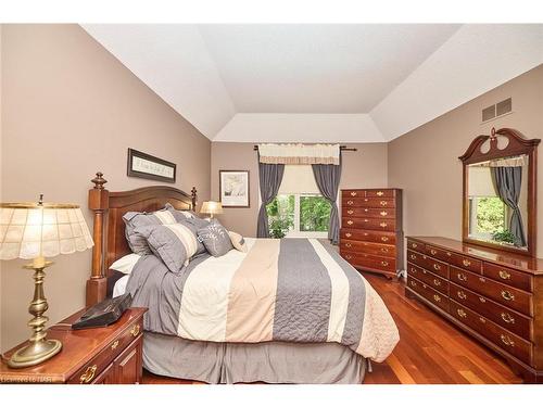 7 Scottdale Court, Fonthill, ON - Indoor Photo Showing Bedroom