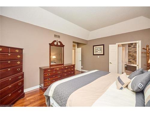 7 Scottdale Court, Fonthill, ON - Indoor Photo Showing Bedroom