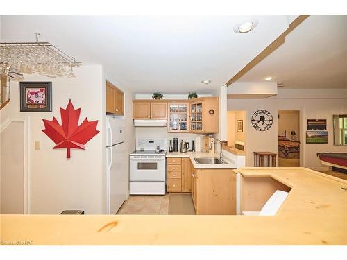 7 Scottdale Court, Fonthill, ON - Indoor Photo Showing Kitchen