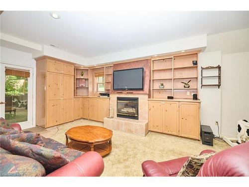 7 Scottdale Court, Fonthill, ON - Indoor Photo Showing Living Room With Fireplace