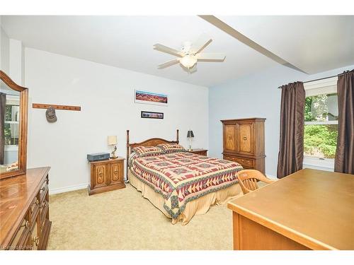 7 Scottdale Court, Fonthill, ON - Indoor Photo Showing Bedroom