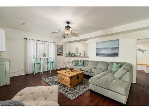 3819 Terrace Lane, Crystal Beach, ON - Indoor Photo Showing Living Room