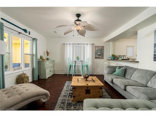 3819 Terrace Lane, Crystal Beach, ON - Indoor Photo Showing Living Room